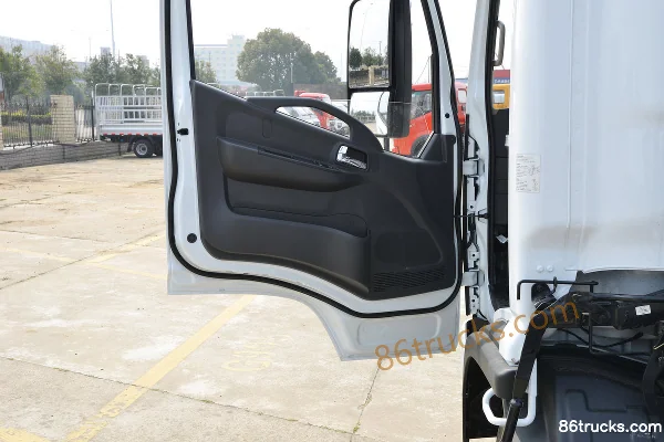 Dongfeng Kangluwei Wide Body 2.5L Diesel 180hp 4X2(6 wheels) Fast Gear 8-Speed 4.17m Single Row Stake Truck Cab (2) | 86Trucks