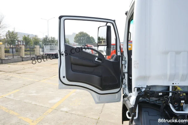 Dongfeng Kangluwei Wide Body 2.5L Diesel 180hp 4X2(6 wheels) Fast Gear 8-Speed 4.17m Single Row Stake Truck Cab (1) | 86Trucks