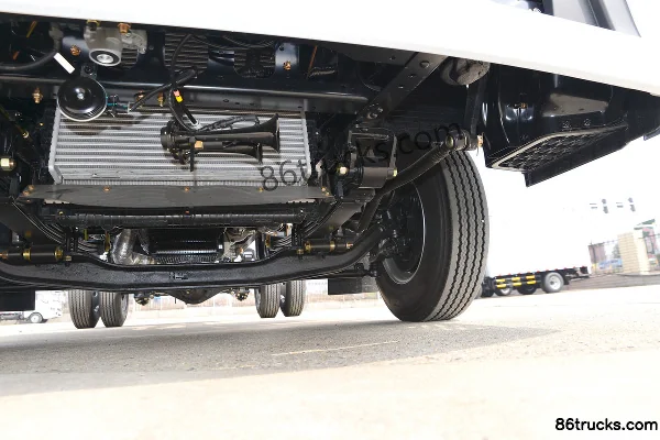 Dongfeng Kangluwei Wide Body 2.5L Diesel 180hp 4X2(6 wheels) Fast Gear 8-Speed 4.17m Single Row Stake Truck Chassis (3) | 86Trucks