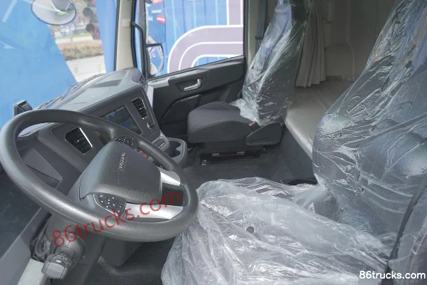 Yutong T-Series 6X4(10 wheels) Pure Electric Tractor Truck 801kWh Cab (3) | 86Trucks