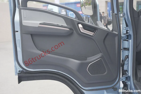 Yutong T5 Shenxing Series 4.2m Single-Row Electric Panel Van 176kWh 4X2(6 wheels) Cab (2) | 86Trucks