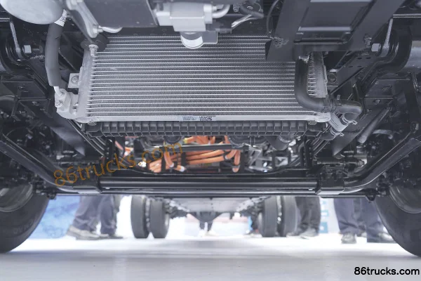 Yutong T5 Shenxing Series 4.2m Single-Row Electric Panel Van 176kWh 4X2(6 wheels) Chassis (1) | 86Trucks