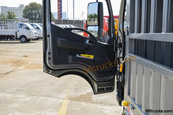 Dongfeng Kangluwei Wide Body 2.5L diesel 180 hp 4X2(6 wheels) Fast Gear 8-speed 3.825m half-row stake truck Cab (2) | 86Trucks