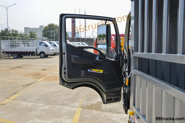 Dongfeng Kangluwei Wide Body 2.5L diesel 180 hp 4X2(6 wheels) Fast Gear 8-speed 3.825m half-row stake truck Cab (1) | 86Trucks