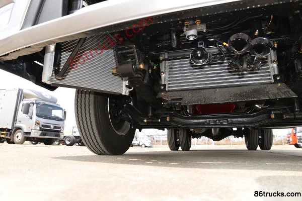Dongfeng Kangluwei Wide Body 2.5L diesel 180 hp 4X2(6 wheels) Fast Gear 8-speed 3.825m half-row stake truck Chassis (2) | 86Trucks