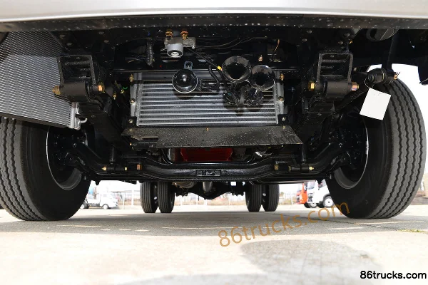 Dongfeng Kangluwei Wide Body 2.5L diesel 180 hp 4X2(6 wheels) Fast Gear 8-speed 3.825m half-row stake truck Chassis (1) | 86Trucks
