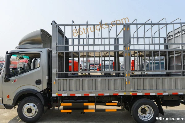 Dongfeng Kangluwei Wide Body 2.5L diesel 180 hp 4X2(6 wheels) Fast Gear 8-speed 3.825m half-row stake truck (3) | 86Trucks
