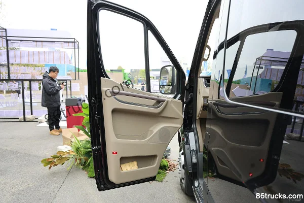 Yutong Tianjun V6 Luxury Edition 2.3T Diesel 163hp 7-Seat Automatic Long Wheelbase High Roof Light Bus Cab (1) | 86Trucks