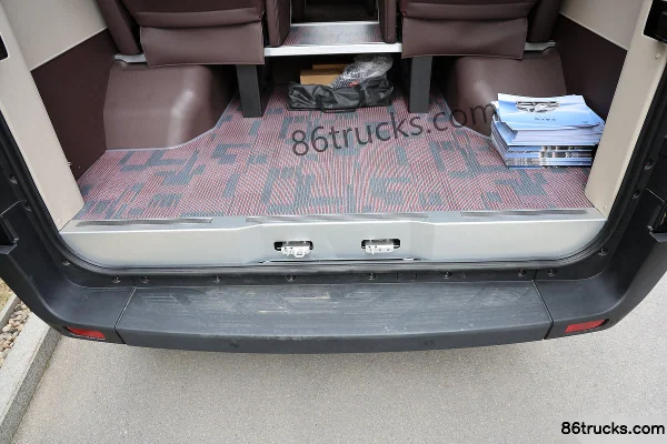 Yutong Tianjun V6 Luxury Edition 2.3T Diesel 163hp 7-Seat Automatic Long Wheelbase High Roof Light Bus Cargo Box (3) | 86Trucks