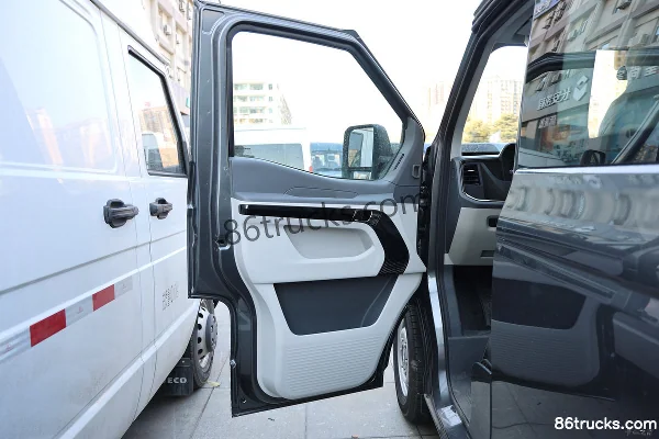 Sinotruk Pioneer V 2024 Multi-Function Edition 160hp 2.0T Diesel 6-Seat Automatic Medium Wheelbase Low Roof Light Bus Cab (1) | 86Trucks