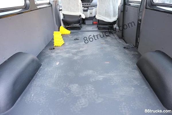 Sinotruk Pioneer V 2024 Multi-Function Edition 160hp 2.0T Diesel 6-Seat Automatic Medium Wheelbase Low Roof Light Bus Cargo Box (3) | 86Truc