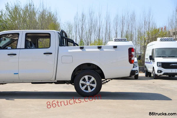 JMC Baodian 2025 2.5T diesel 160 ch manuel 2 roues motrices empattement long plateau plat double cabine pick-up Photos officielles (1) | 86T