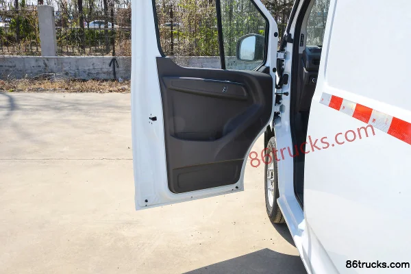 JMC E Fushun 2025 modèle fenêtres aveugles 5,185 m fourgon fermé électrique pur empattement moyen toit bas 53,58 kWh Cabine (2) | 86Trucks