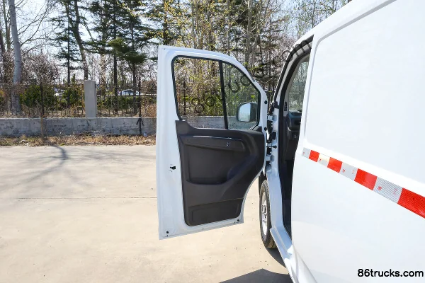 JMC E Fushun 2025 modèle fenêtres aveugles 5,185 m fourgon fermé électrique pur empattement moyen toit bas 53,58 kWh Cabine (1) | 86Trucks