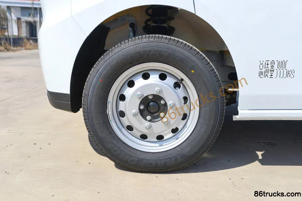 JMC E Fushun 2025 modèle fenêtres aveugles 5,185 m fourgon fermé électrique pur empattement moyen toit bas 53,58 kWh Châssis (3) | 86Trucks