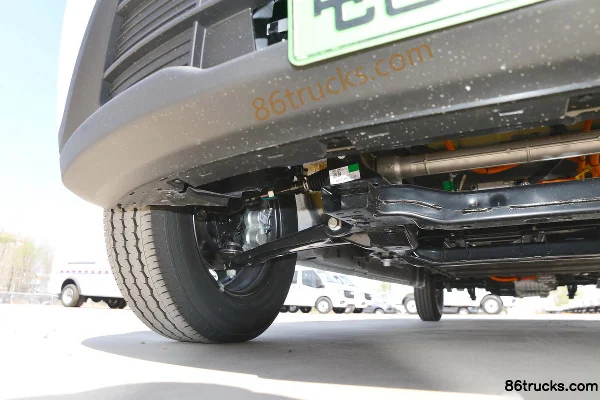 JMC E Fushun 2025 modèle fenêtres aveugles 5,185 m fourgon fermé électrique pur empattement moyen toit bas 53,58 kWh Châssis (2) | 86Trucks