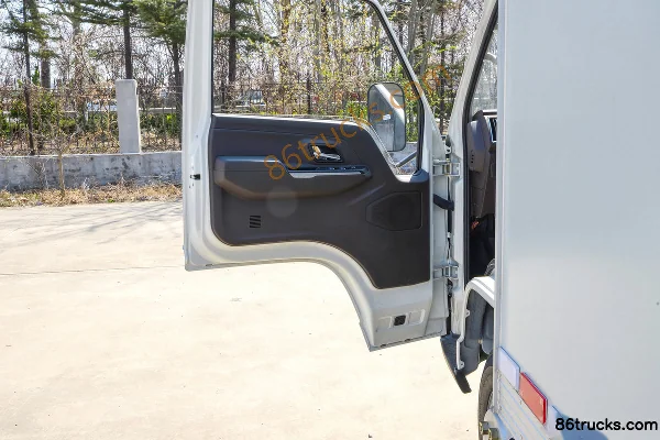 JMC Shunwei Light Truck 140 hp 4X2(6 wheels) 3.7m single-row van light truck Cab (2) | 86Trucks