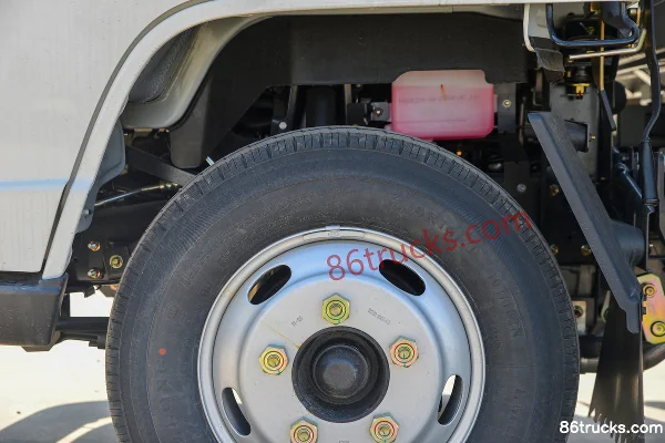 JMC Shunwei Light Truck 140 hp 4X2(6 wheels) 3.7m single-row van light truck Chassis (3) | 86Trucks