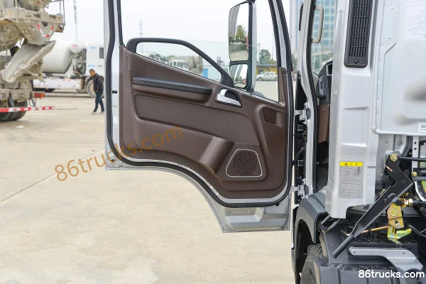 FAW Jiefang Lingtu F7 2.5L Diesel 185hp 4X2(6 wheels) Fast Gear 8-Speed 3600 Wheelbase 4.16m Single Row Stake Truck Cab (2) | 86Trucks