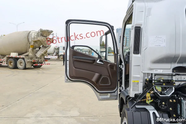 FAW Jiefang Lingtu F7 2.5L Diesel 185hp 4X2(6 wheels) Fast Gear 8-Speed 3600 Wheelbase 4.16m Single Row Stake Truck Cab (1) | 86Trucks