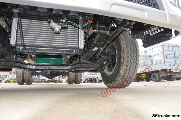 FAW Jiefang Lingtu F7 2.5L Diesel 185hp 4X2(6 wheels) Fast Gear 8-Speed 3600 Wheelbase 4.16m Single Row Stake Truck Chassis (3) | 86Trucks