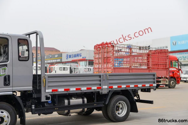 SHACMAN Commercial Vehicle Delong G300 2.5L Diesel 160hp 4X2(6 wheels) Fast Gear 6-Speed 3.82m Crew Cab Flatbed Light Truck Body (1) | 86Tru