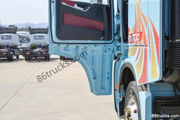SHACMAN Commercial Vehicle Yan'an S700 14.5L LNG 580 hp 6X4(10 wheels) Yindong 12-speed AMT Automatic Tractor Truck (Single Gas Tank) Cab (3