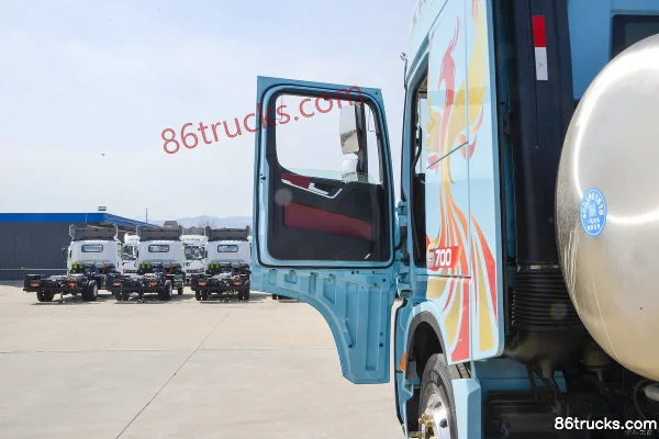 SHACMAN Commercial Vehicle Yan'an S700 14.5L LNG 580 hp 6X4(10 wheels) Yindong 12-speed AMT Automatic Tractor Truck (Single Gas Tank) Cab (1