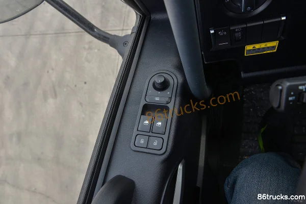 FAW Jiefang Qingdao JK6 Medium Truck 240hp 4X2(6 wheels) 5.2m Stake Cargo Truck Cab (3) | 86Trucks