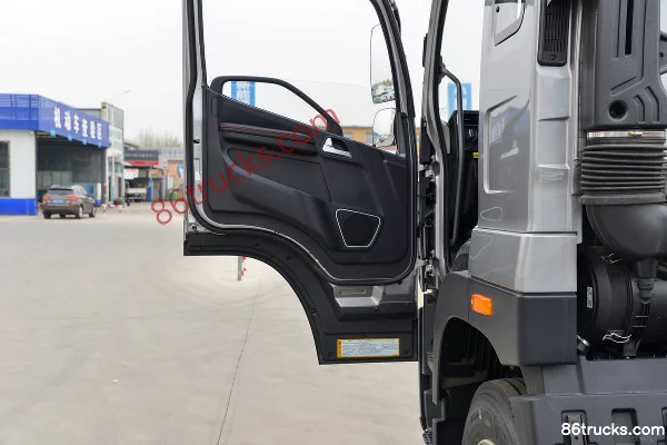 FAW Jiefang Qingdao JK6 Medium Truck 240hp 4X2(6 wheels) 5.2m Stake Cargo Truck Cab (2) | 86Trucks