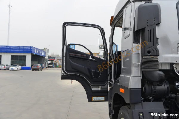 FAW Jiefang Qingdao JK6 Medium Truck 240hp 4X2(6 wheels) 5.2m Stake Cargo Truck Cab (1) | 86Trucks