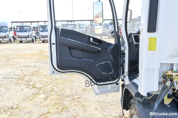 SHACMAN Delong G200 2.5L Diesel 176 hp 4X2(6 wheels) Fast Gear 8-speed 4.18m single-row stake truck Cab (2) | 86Trucks