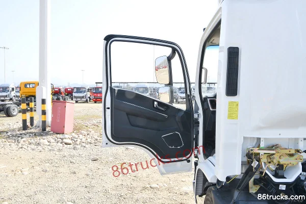 SHACMAN Commercial Vehicle Delong G300 163hp 4X2(6 wheels) 4.06m refrigerated truck (Fast Gear 8-speed) Cab (1) | 86Trucks