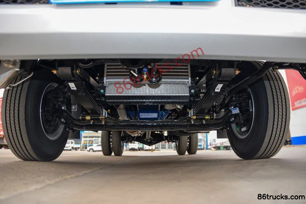 Lanqing Light Truck Long N Luxury 140hp 4X2(6 wheels) 4.18m Single Row Stake Light Truck (Medium Body) Chassis (1) | 86Trucks