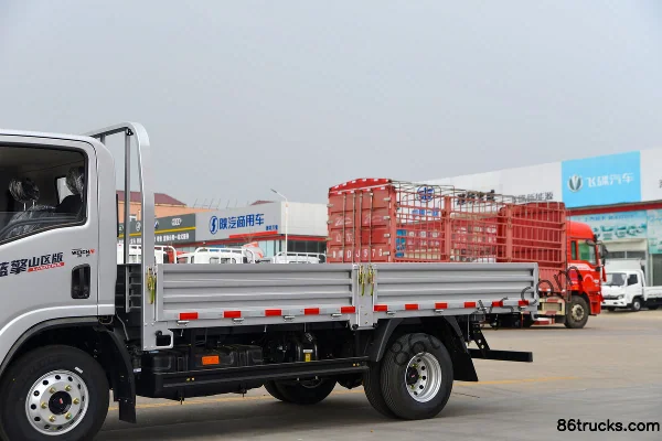 Lanqing Light Truck Long N Luxury 140hp 4X2(6 wheels) 4.18m Single Row Stake Light Truck (Medium Body) (1) | 86Trucks