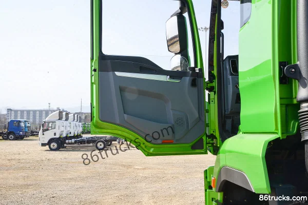 SHACMAN Commercial Vehicle Deyu Q300 8.5L Diesel 380hp 8X4(12 wheels) Fast Gear 12-Speed 5.6m Dump Truck Cab (2) | 86Trucks