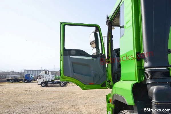 SHACMAN Commercial Vehicle Deyu Q300 8.5L Diesel 380hp 8X4(12 wheels) Fast Gear 12-Speed 5.6m Dump Truck Cab (1) | 86Trucks