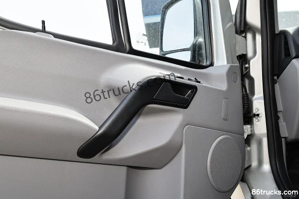 JAC Jienengwang PLUS 2022 Luxe 129 ch 10 places 2,0T diesel fourgon (empattement moyen) Cabine (3) | 86Trucks