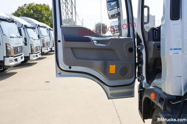 Sinotruk Tongshuai PRO 2.5L Diesel 185hp 4X2(6 wheels) Fast Gear 12-speed 4.15m single-row grain van light truck Cab (2) | 86Trucks