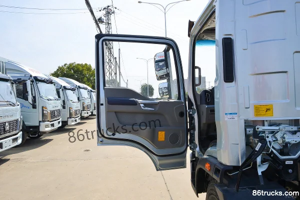 Sinotruk Tongshuai PRO 2.5L Diesel 185hp 4X2(6 wheels) Fast Gear 12-speed 4.15m single-row grain van light truck Cab (1) | 86Trucks