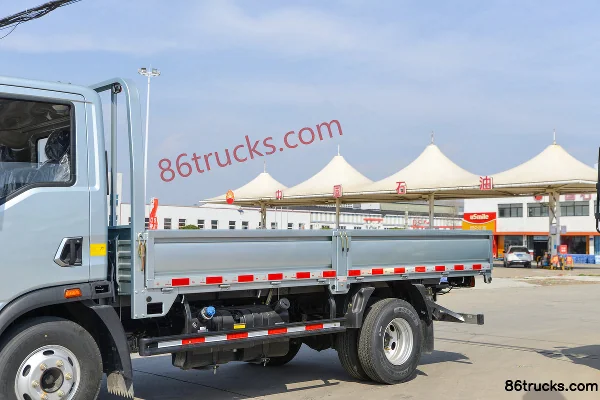 Sinotruk HOWO Tongshuai PRO 2.5L Diesel 180 hp 4X2(6 wheels) WLY 6-speed 4.15m Single Row Flatbed Light Truck Body (1) | 86Trucks