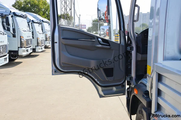 Sinotruk HOWO Tongshuai 145 hp 4X2(6 wheels) 4.15m Single Row Flatbed Light Truck (Xingrui 6-Speed) Cab (2) | 86Trucks
