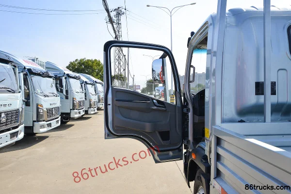 Sinotruk HOWO Tongshuai 145 hp 4X2(6 wheels) 4.15m Single Row Flatbed Light Truck (Xingrui 6-Speed) Cab (1) | 86Trucks