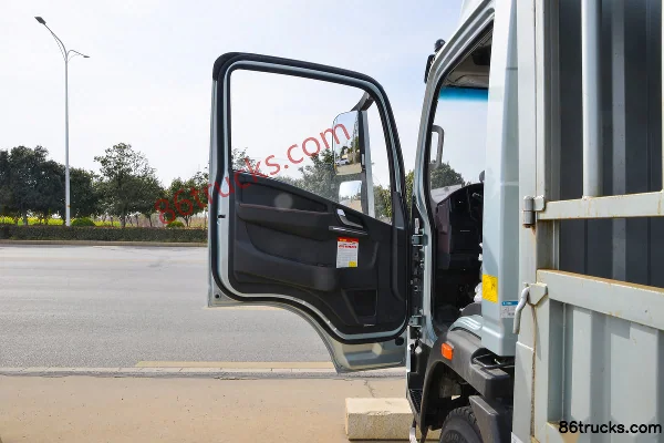 Sinotruk HOWO Tongshuai 2.5L Diesel 180hp 4X2(6 wheels) Sinotruk 10-Speed 4.15m Single Row Cargo Cage Light Truck Cab (1) | 86Trucks