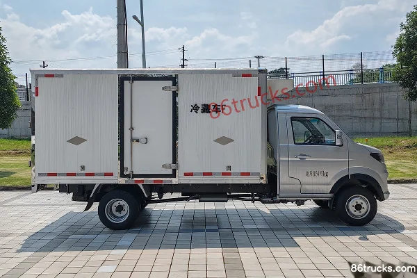 Xinyuan Jinbei Jinka S6 123 hp 4X2(6 wheels) Gasoline 2.935m Refrigerated Truck Exterior (3) | 86Trucks