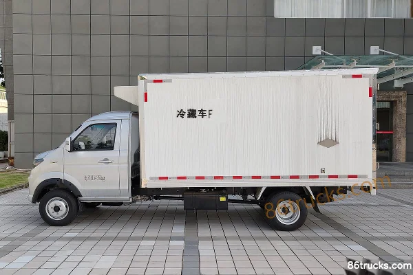 Xinyuan Jinbei Jinka S6 123 hp 4X2(6 wheels) Gasoline 2.935m Refrigerated Truck Exterior (2) | 86Trucks