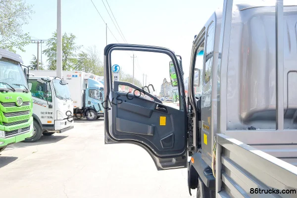 Sinotruk HOWO Hanjiang 151 hp 4X2(6 wheels) 3.85m half-cab flatbed light truck (WLY 8-speed) (1) | 86Trucks
