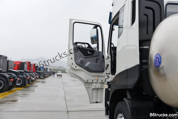Dongfeng Commercial Vehicle Tianlong KL 12.9L LNG 520 hp 6X4(10 wheels) Dongfeng 14-speed Hazardous Materials Tractor Truck Cab (1) | 86Truc