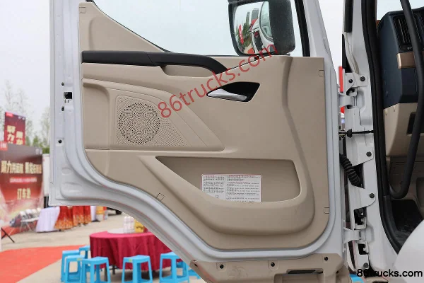 Dongfeng Liuqi Chenglong H5 320hp 4X2(6 wheels) 9.7m AMT automatic transmission van cargo truck Cab (2) | 86Trucks