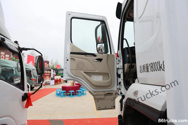 Dongfeng Liuqi Chenglong H5 320hp 4X2(6 wheels) 9.7m AMT automatic transmission van cargo truck Cab (1) | 86Trucks